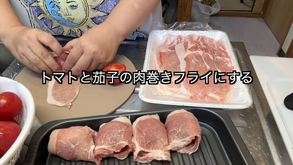 トマトとナスを豚ロースで巻いていきます