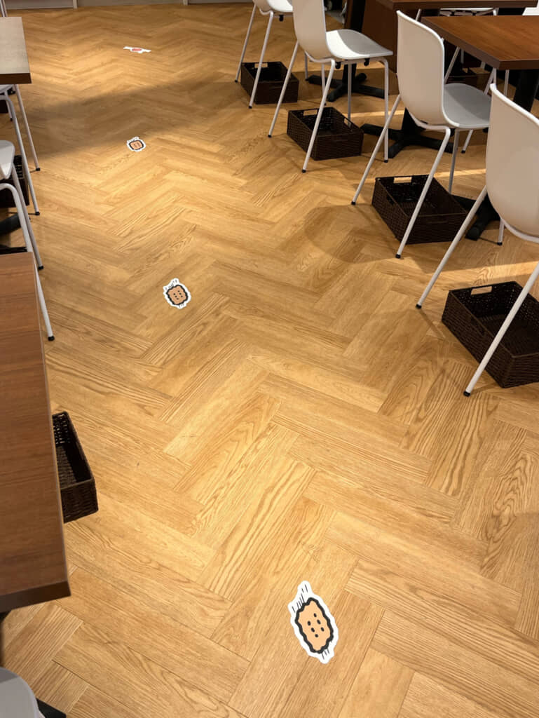 渋谷店と心斎橋店に続き、名古屋店でも始まった映画ちいかわカフェ。床に何かあると思ったら……