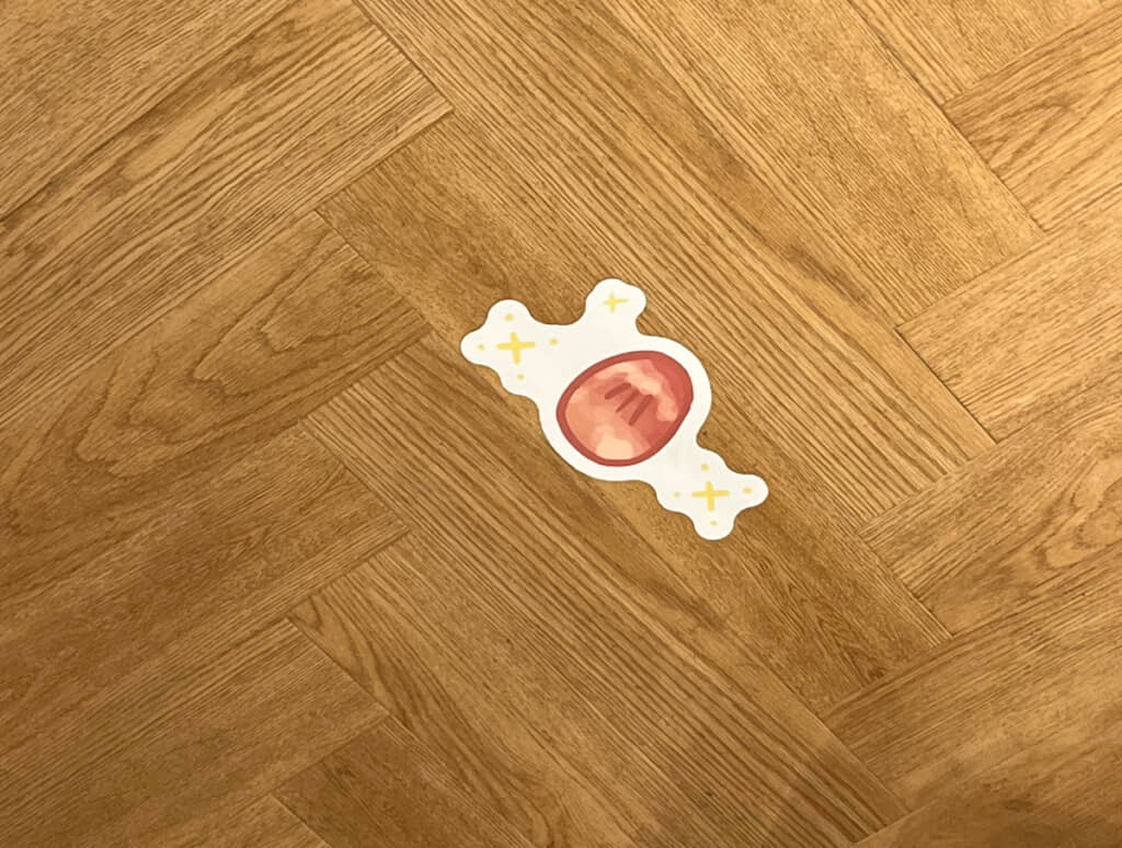 ちりばめられたしるこサンドをたどると、赤いウロコが……
