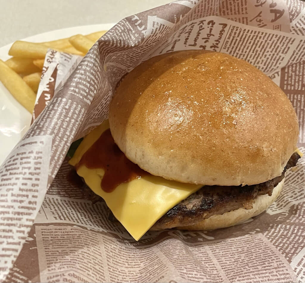 出てきたのはシンプルでどっしりしたハンバーガー。たぶん直球でうまい