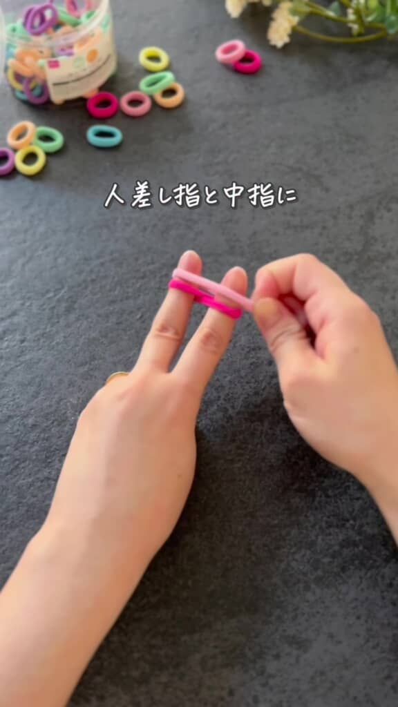 ゴムを指で編むところ
