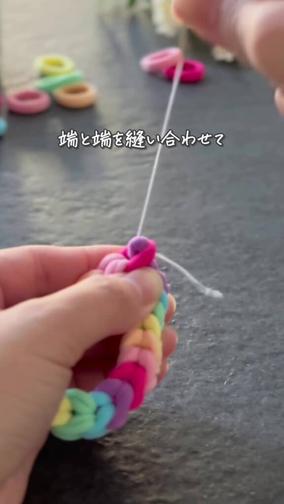 ゴムの端を縫うところ
