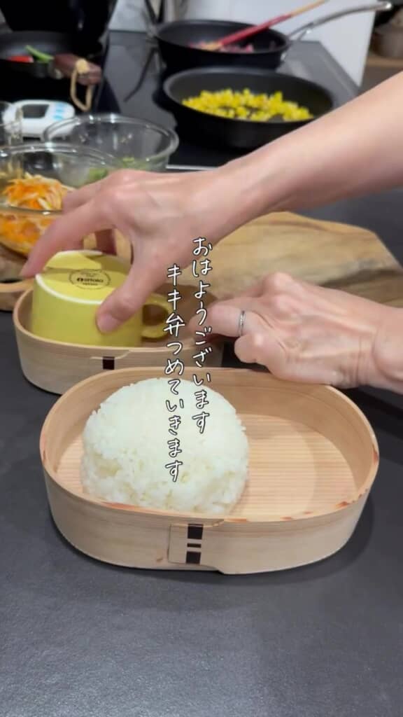 カップを使ってご飯を丸く盛り付け