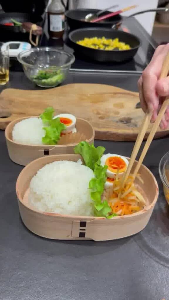 ゆで卵や副菜を盛り付ける