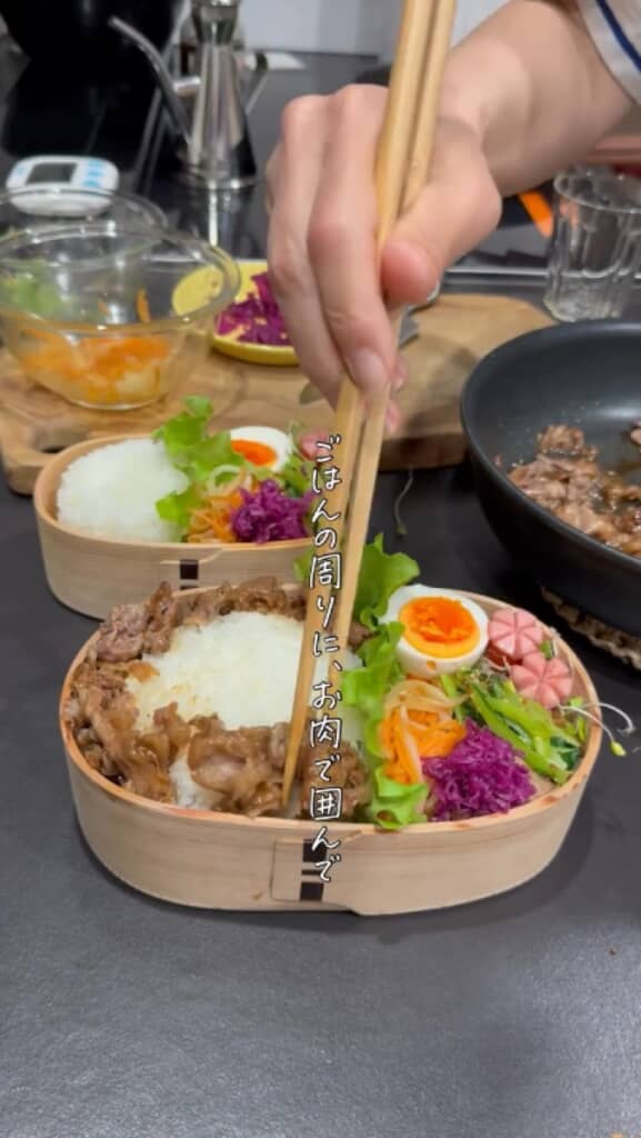 ご飯の周りを牛肉で囲んでいく