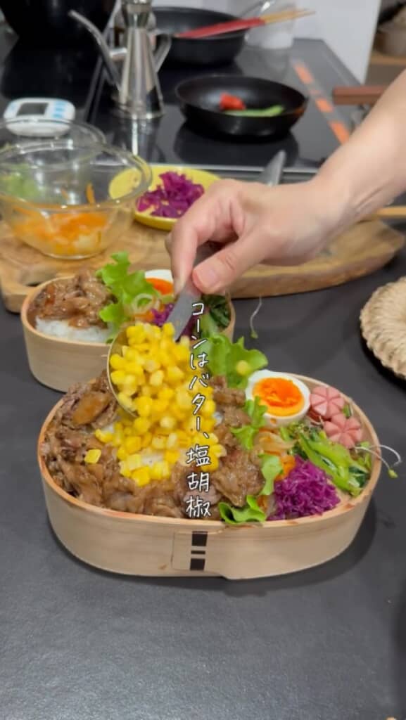 ご飯の中央にコーンバターを乗せて