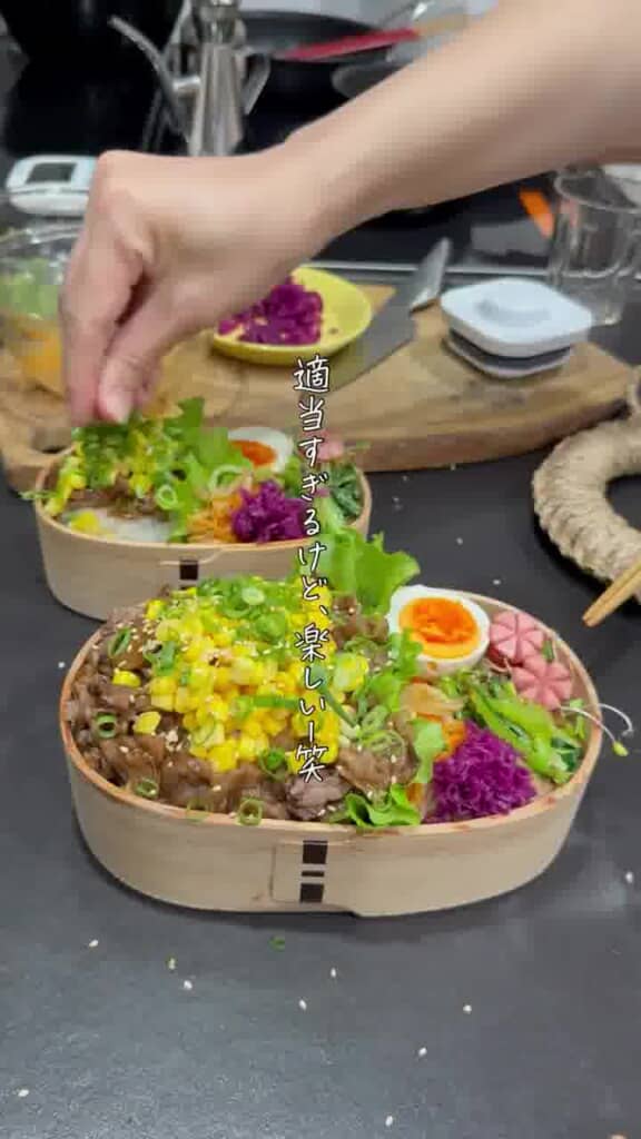 ネギとゴマを豪快にふりかける