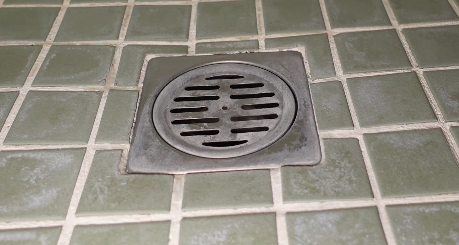 イヤな臭いがするお風呂の排水口→中に“ひそんでいた”のは……　目を疑う光景に「予想のはるか斜め上」「そりゃ詰まるって」（1/3） | ライフスタイル ねとらぼ