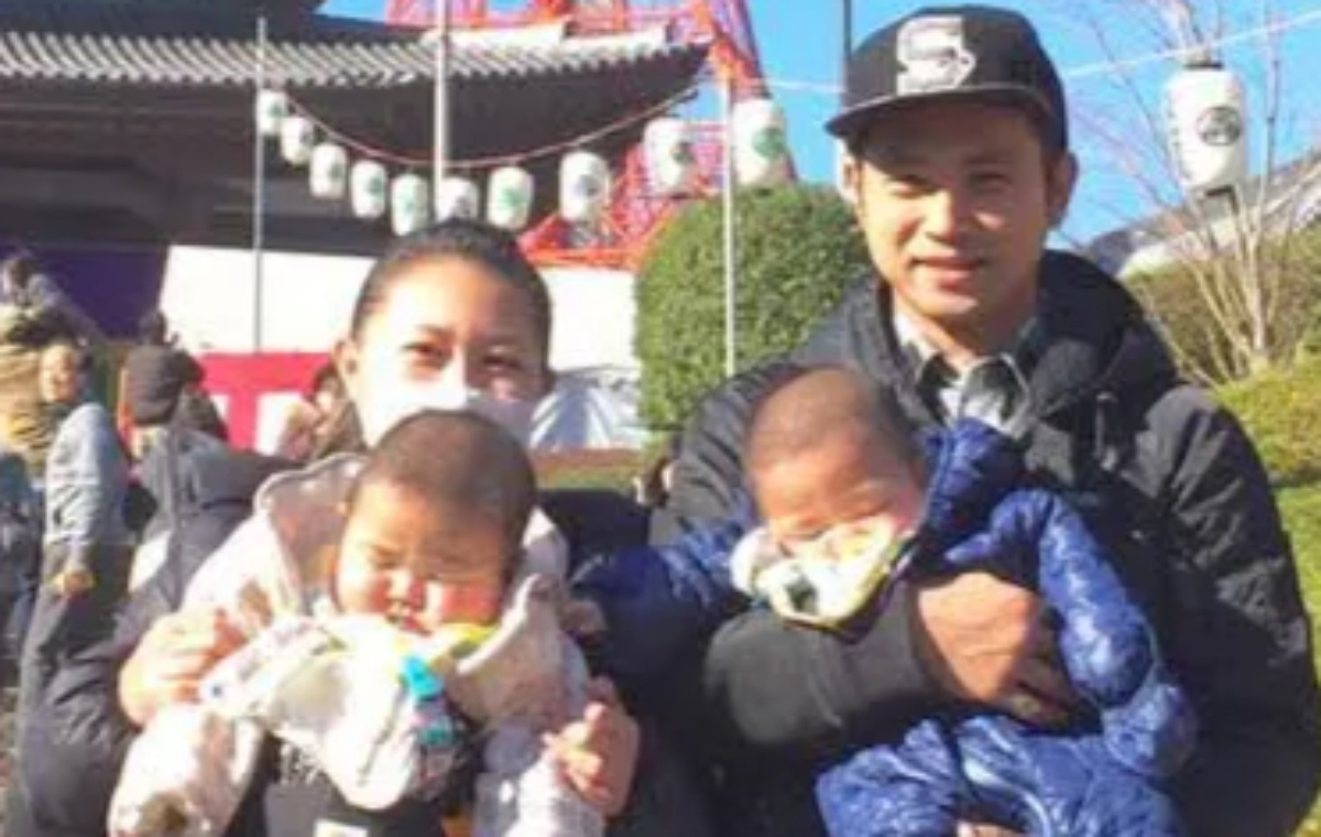 双子を抱く“初々しい4人家族”→11年後…… 現在の光景に「えええ??」「パパとママに尊敬」「国民栄誉賞授与です」(1/3) | 育児 ねとらぼ