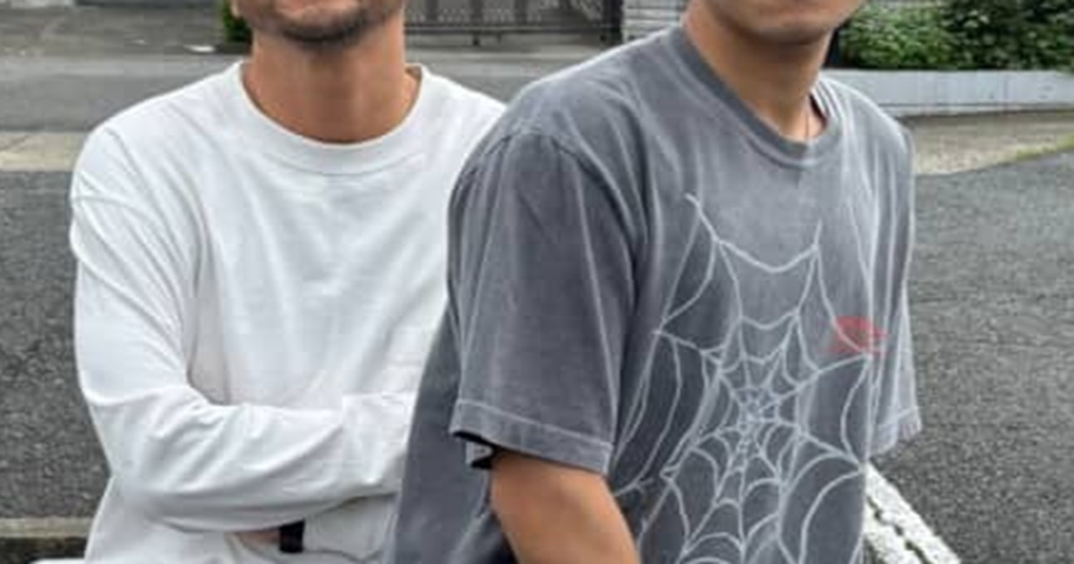 「双子？」21歳息子と48歳父→並んでツーショットを撮ったら……　驚きの光景に「どっちがどっち？」「にすぎて笑うwww」（1/2） | ライフスタイル ねとらぼ