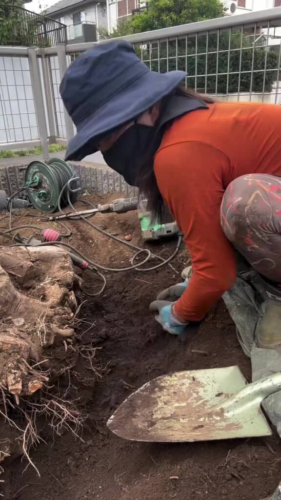 手で土をすくう重労働