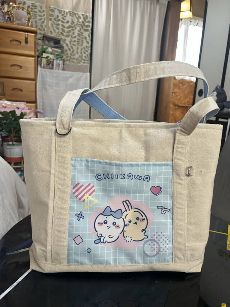 巾着をバラして、手製のトートバッグに縫い付けてポケットに