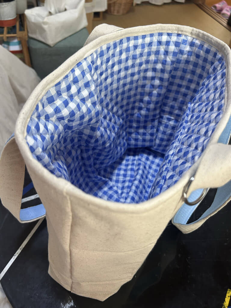 内側はチェックのキルト