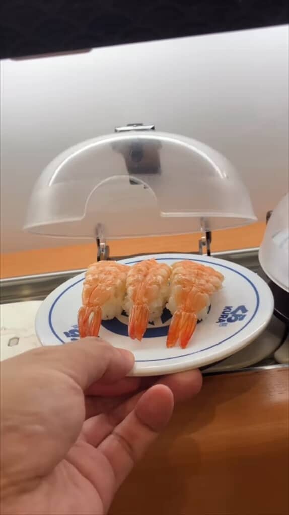 閉店間際のくら寿司で流れてきた寿司が3貫のった皿