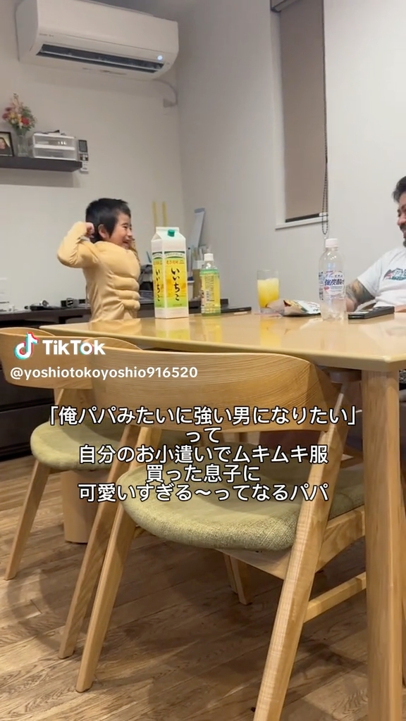 ポーズを取りながら、憧れのパパに披露