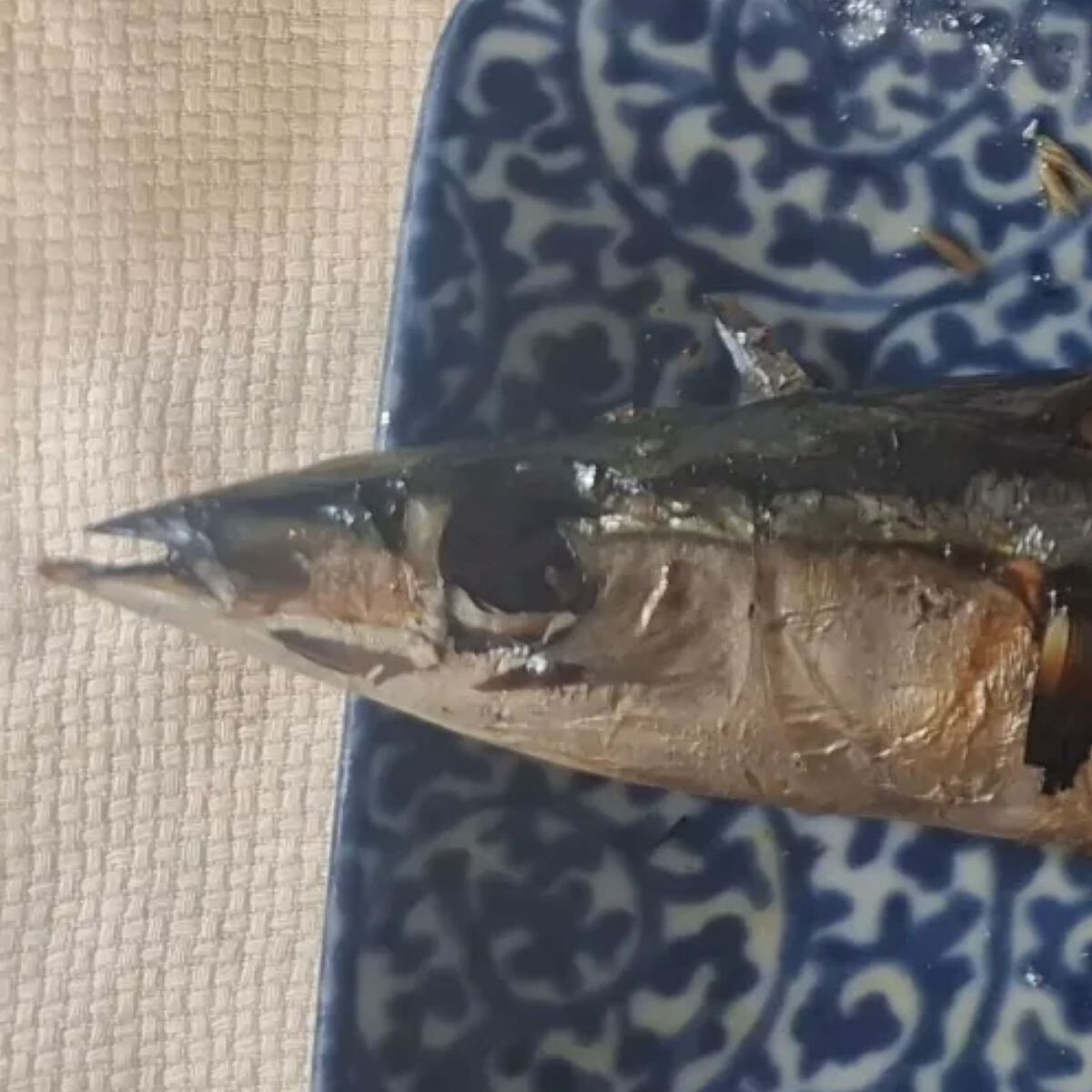 夫が食べたサンマ→残りを見ると……まさかの光景に「もはやアート」「そのまま泳ぐかもね」 | ライフスタイル ねとらぼ