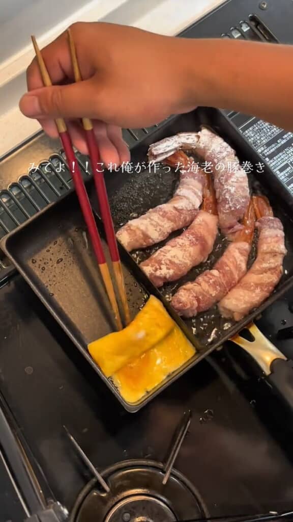フライパンで海老と卵を同時に調理