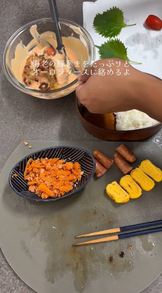 海老の豚巻きにオーロラソースを絡める
