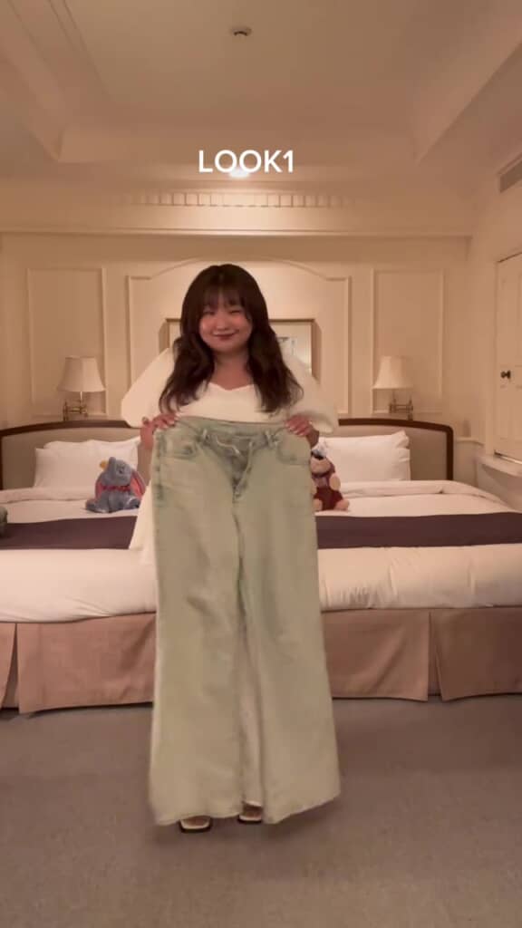 GUで購入した明るいブルーのデニムパンツ