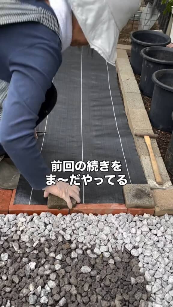 掘り返して防草シートを敷設