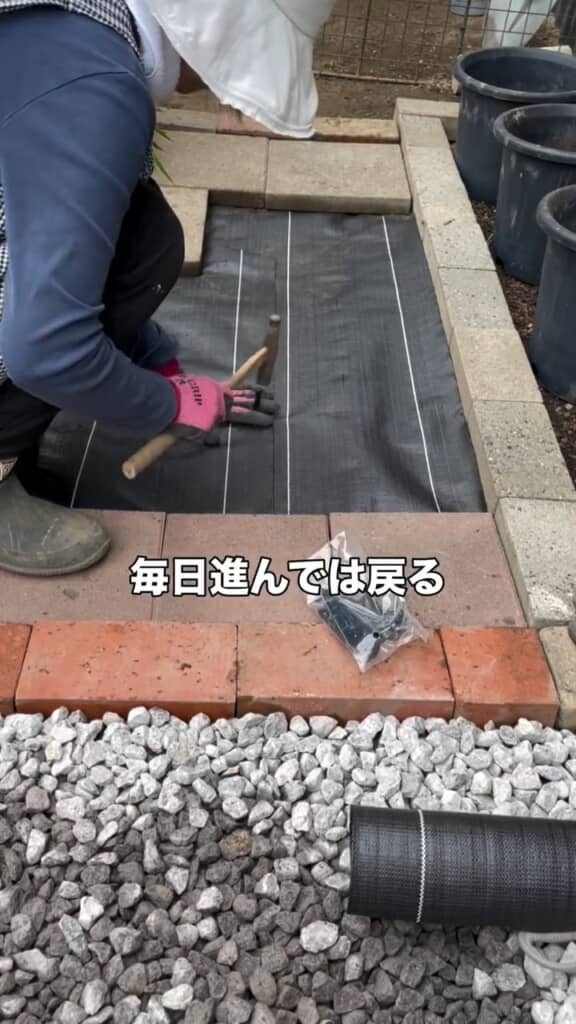 敷石を置いたり並べ直したり一進一退