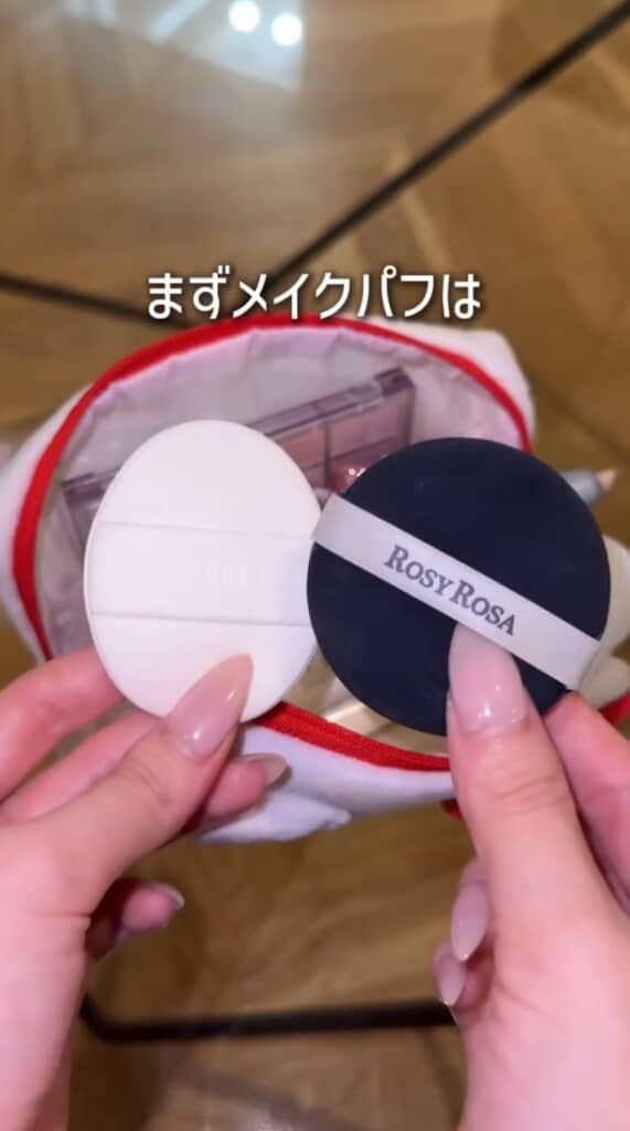 (1/7)メイクポーチにパフをそのまま入れると、パウダーや皮脂汚れが他のアイテムについてしまうことも。そこで身近な100均アイテムを使った収納アイデアを紹介します