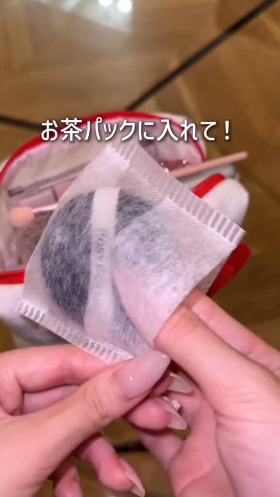 (3/7)使い方はとっても簡単。お茶パックの中にメイクパフをすっぽり入れ、上部をくるりと返すだけで、ポーチの中でパフがむき出しになるのを防げます
