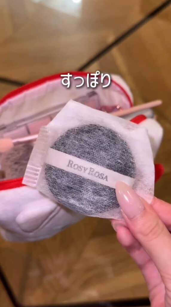 (4/7)お茶パックの上部を返せば、パフをほどよくホールド! 中から飛び出す心配もなく、不織布ならではの通気性も期待できる便利な収納アイデアです