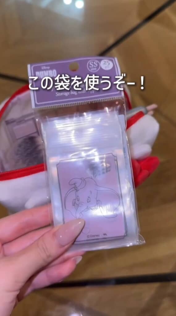 (5/7)続いてはメイクブラシの収納方法。こちらで使用するのはSSサイズのチャック付き袋で、使用後のブラシについたパウダーがポーチ内に広がるのを防ぎます