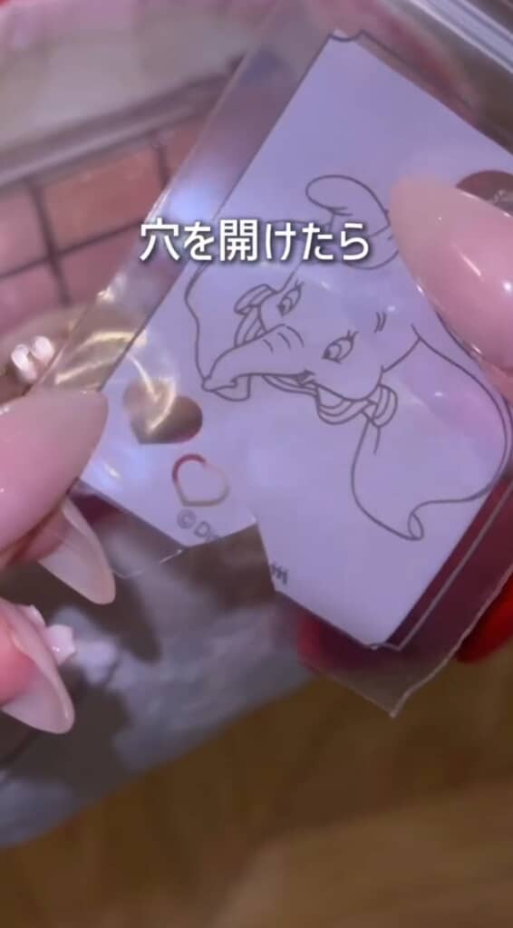 (6/7)チャック付き袋の下部を、ブラシの太さに合わせて山型にカット。穴を開けたら、チャック側からブラシを差し入れるだけという手軽な方法です