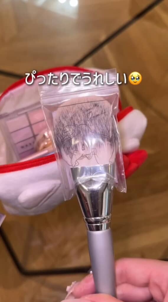 (7/7)ブラシ部分だけを袋の中に収めれば、使用後についたパウダーをしっかりカバー! メイクポーチの中を汚しにくくする、マネしたくなる収納アイデアです