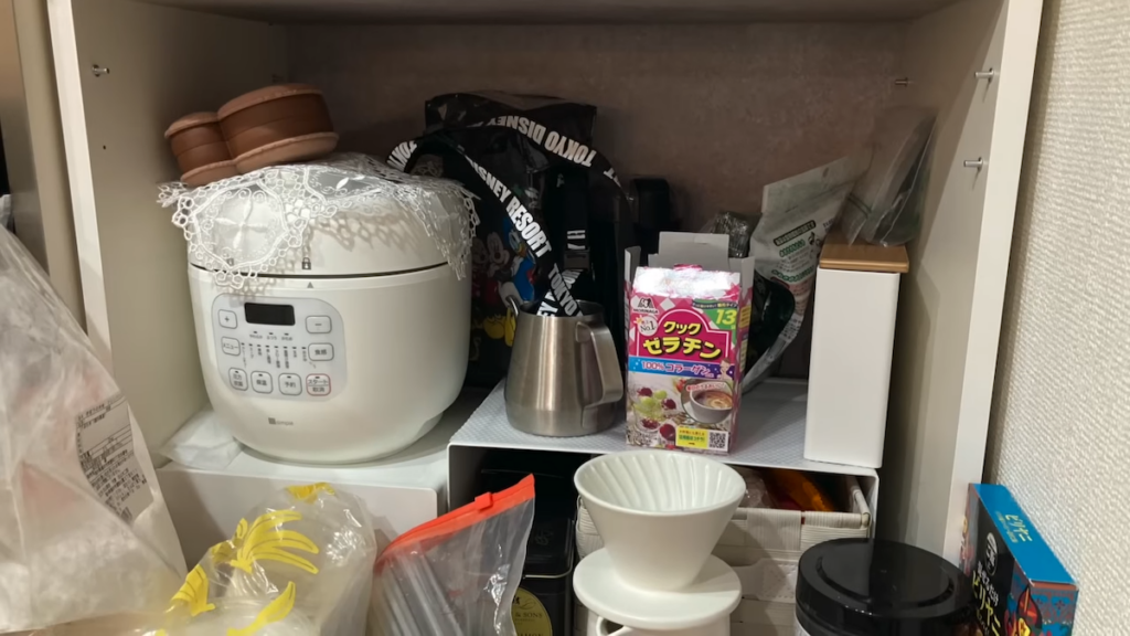 雑然とした印象のキッチン