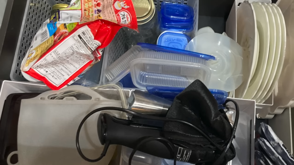 調理家電や食品ストックのちょい置きで、引き出しの中もごちゃついた印象に