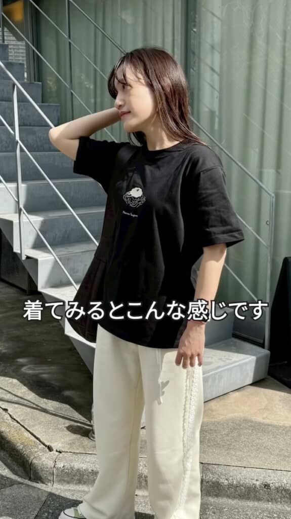 着用イメージ。シンプルなスパゲッティのデザインがかわいい