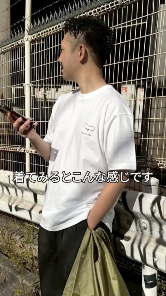 着用イメージ。胸元のさりげないワンポイントながら、確かな主張を感じます