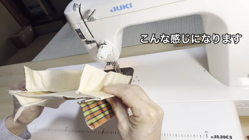 袋状のパーツにじゃばら状のパーツを縫い付ける