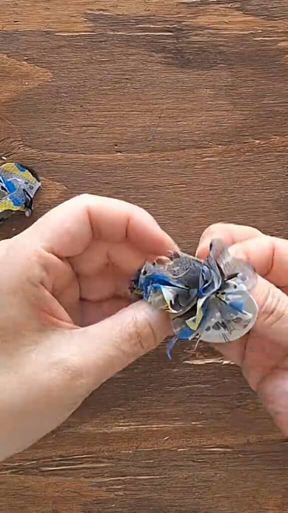 部品がまとまって花の形に