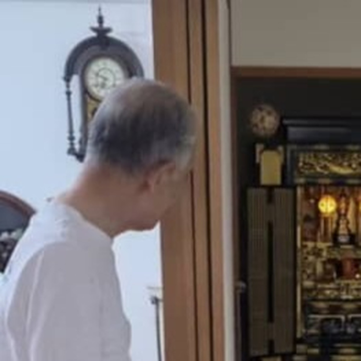 仏壇を凝視し固まる父→視線の先には……写ってしまった“正体”に「ご先祖さま」「おじいちゃん」(1/3) | 猫 ねとらぼ