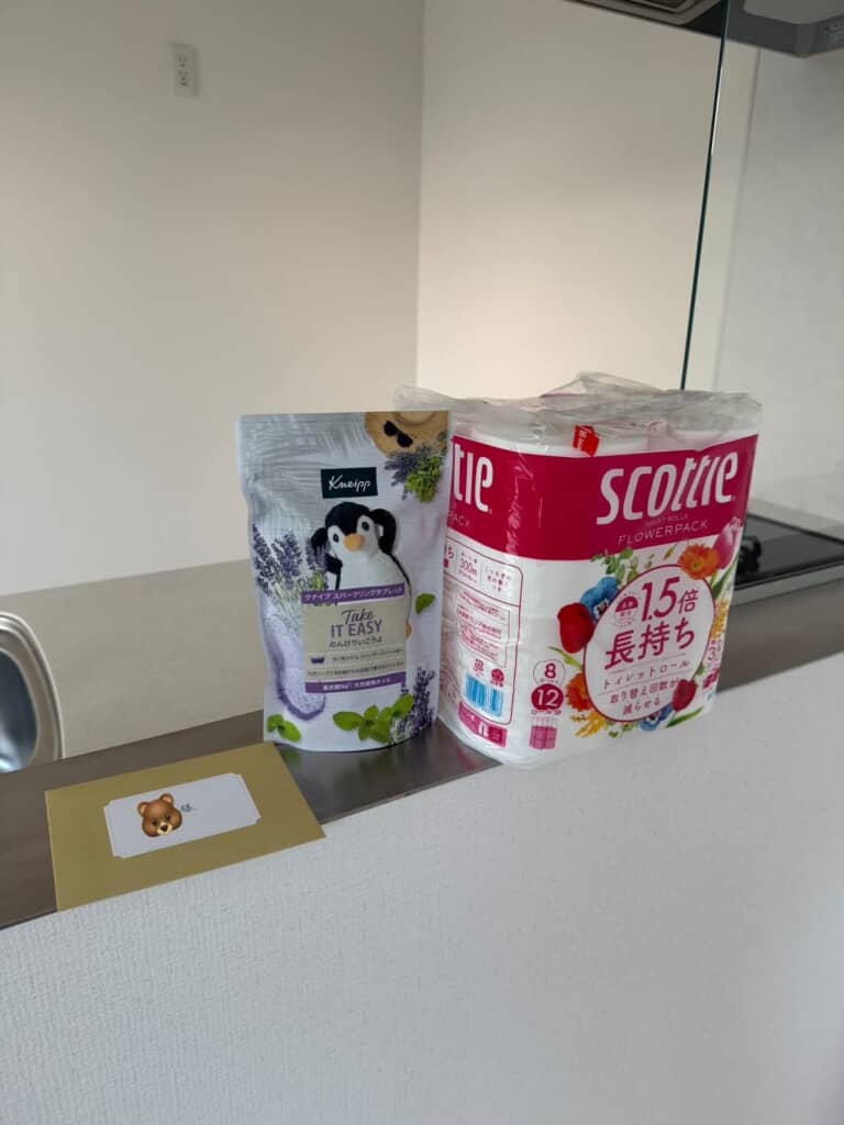 置かれていた手紙とバスタブレットとトイレットペーパー