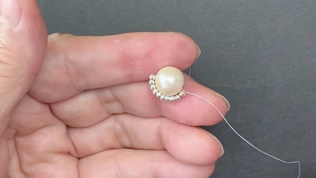 ビーズがパールに沿うように並びました