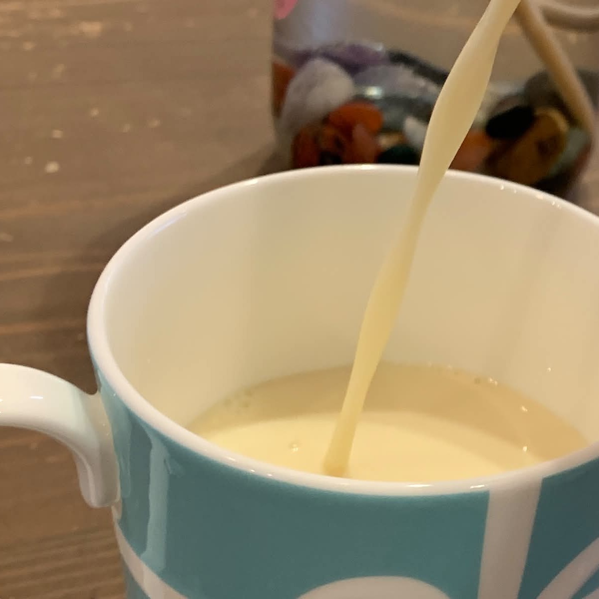 豆乳を注いだら「逆じゃない？」って言われたけど……「62年生きてて目からウロコだった」驚きの注ぎ方に「次絶対やります」 | グルメ ねとらぼ