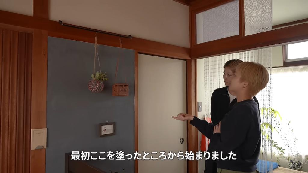3カ所の壁に色を塗ったことから、部屋づくりがスタート