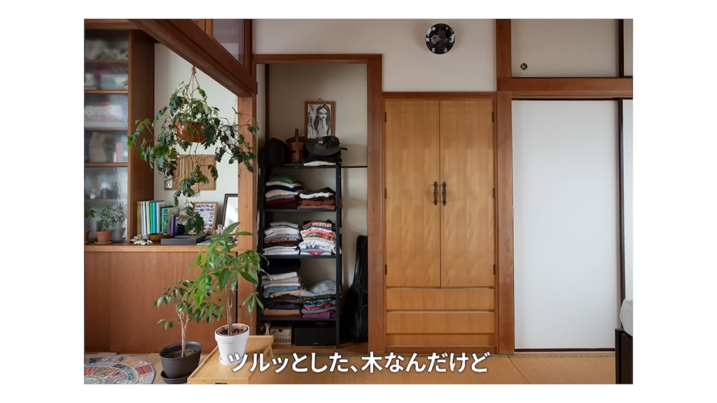 部屋の雰囲気から浮いていた作り付け収納の扉