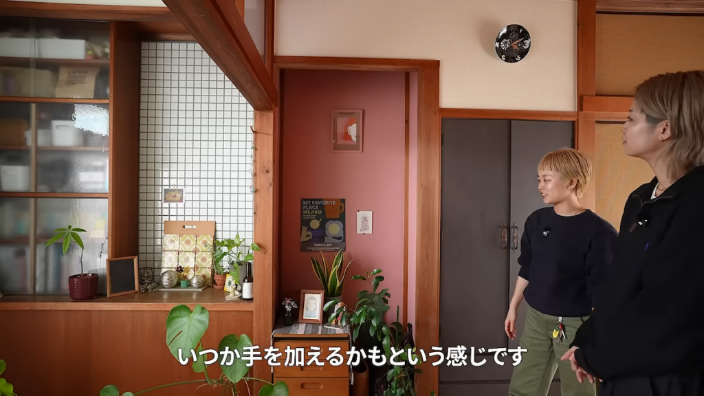 床の間風の一角は、壁紙をピンクに塗り替え