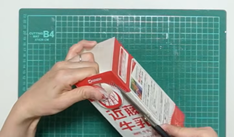 牛乳パックに丸い穴を3つ開けます