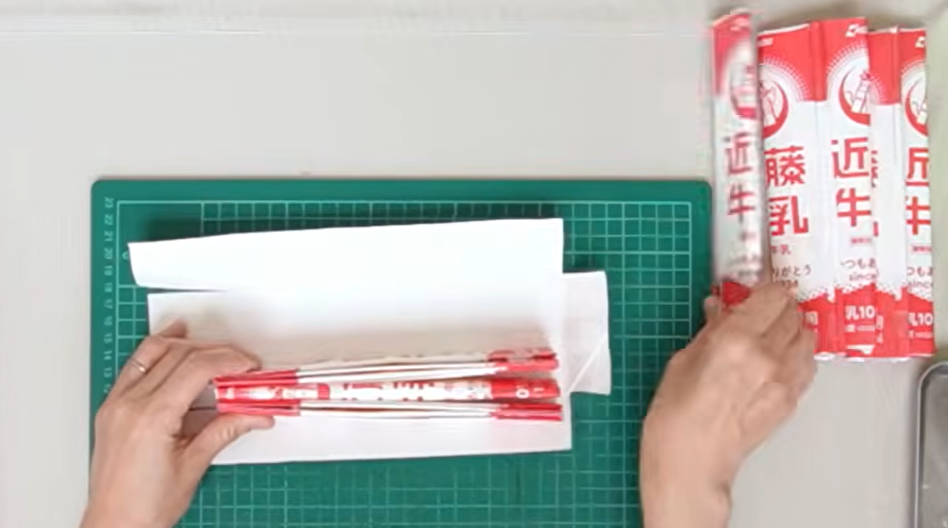 開いた牛乳パックに畳んだ牛乳パックを詰め込む!