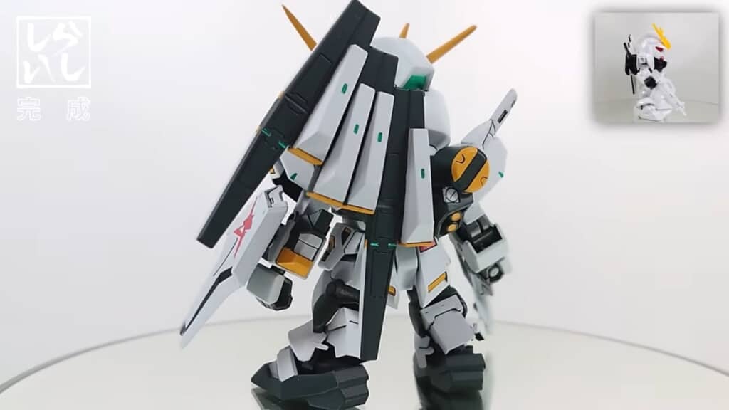 細かく塗り分けられているνガンダムの背面