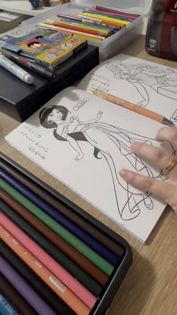 アラジンの「ジャスミン」の塗り絵を塗っていくようです