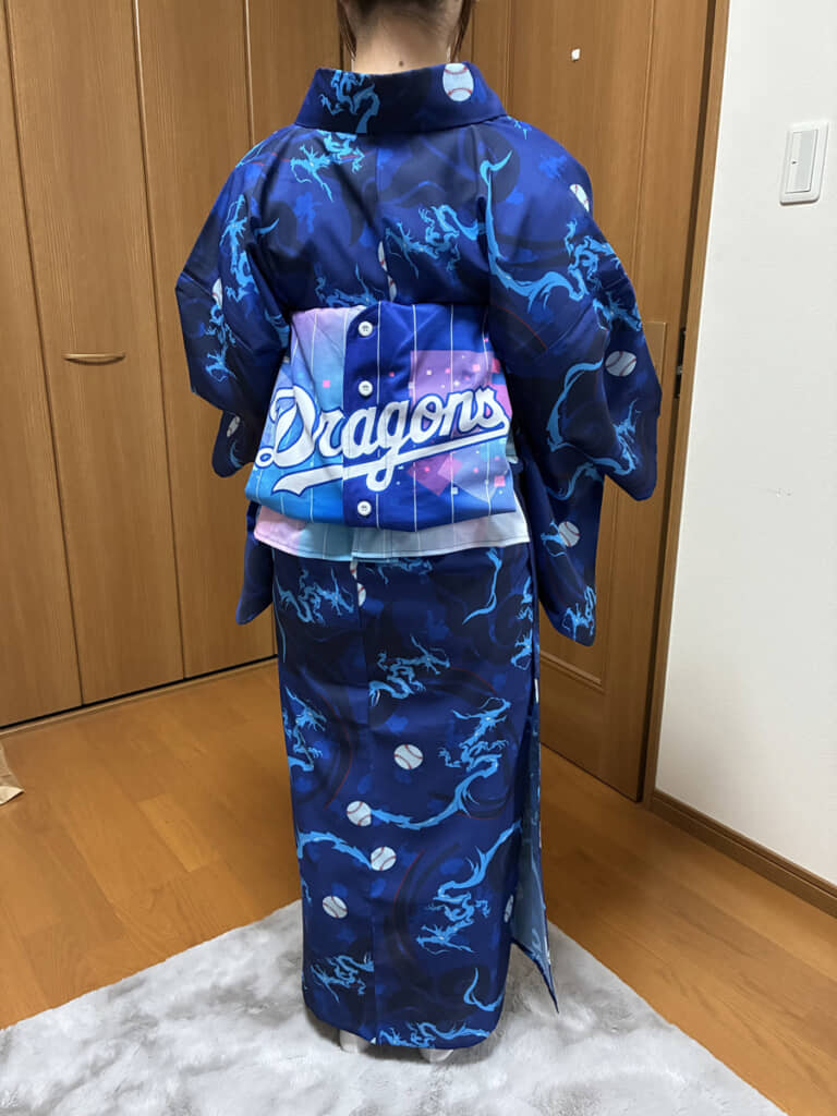 一部試合で女性ファンに配布される、ドラ恋ユニフォームを帯にアレンジ