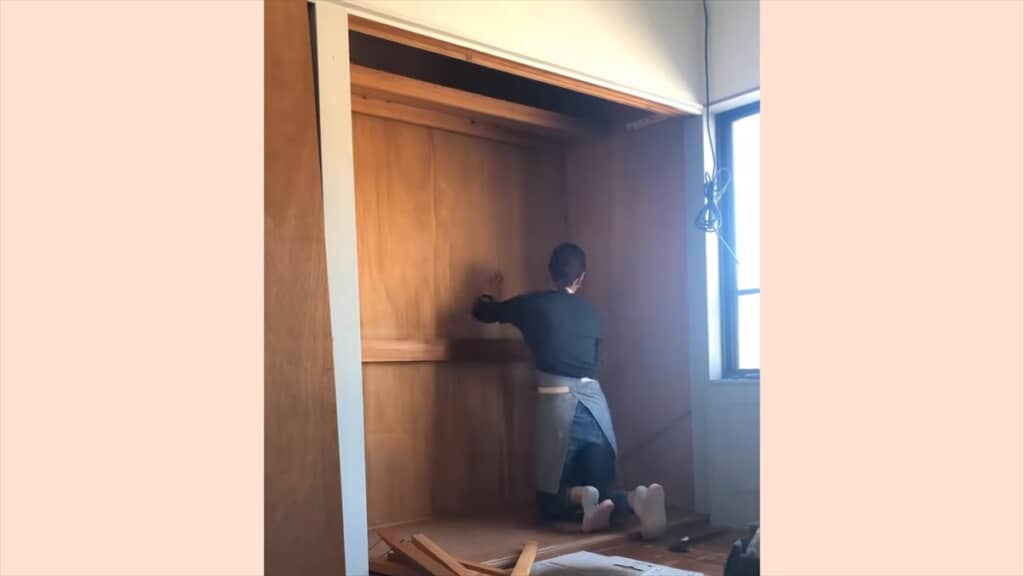 押し入れの中段の解体作業